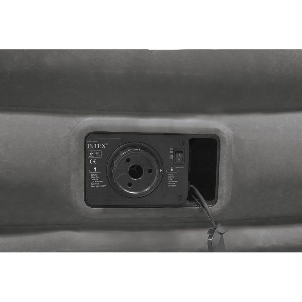Полутороспальная надувная кровать Intex 67768 (1.37 x 1.91 x 33 см) Comfort-Plush Airbed + Встроенный электронасос 220В