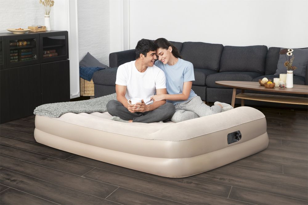 Двуспальная надувная кровать Bestway 67696 + встроенный электронасос 220V Premium Airbed (152x203x42 см) Бежевый